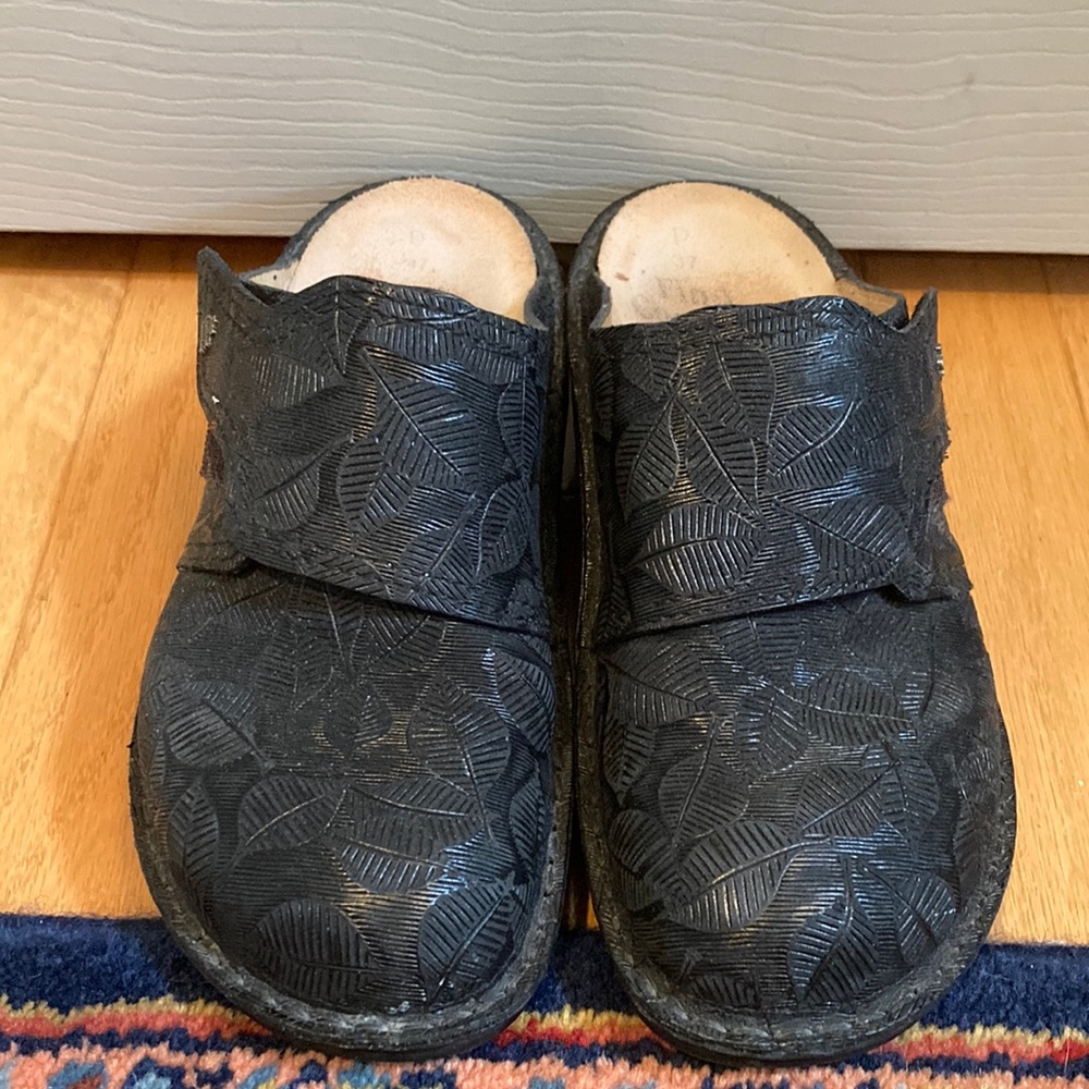 NWOT Finn Comfort black clogs